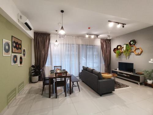 Shah Alam Apartment | POOLVIEW Geniehome 3BR Free100mbps and Carpark at Utropolis Shah Alam