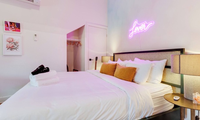 Buena Vista Apartment | Pop-Inspired Hideaway w/Kitchen & Walkable Access to DT Nashville | Conway C102