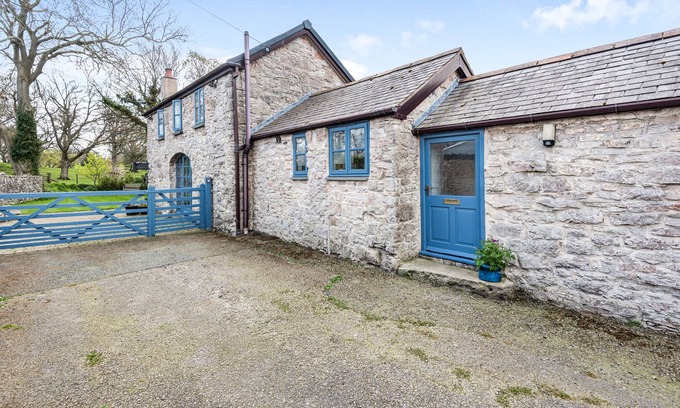 Henllan Cottage | POPTY BACH, pet friendly, character holiday cottage in Henllan