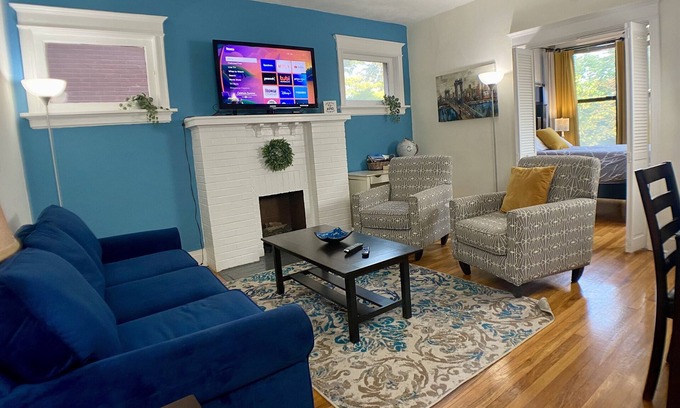 DeBaliviere Place Condo | Popular King + Queen Beds-Steps to Metrolink & Free Parking