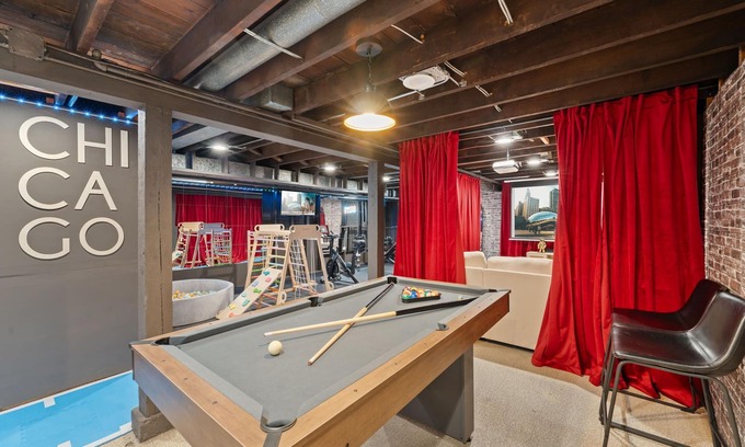 Chicago House | Portage Park/Theater/Deck/Game Room/Gym/Arcade