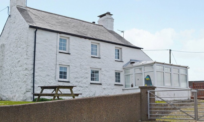 Garn Fadryn Cottage | Porth Cormon Farmhouse