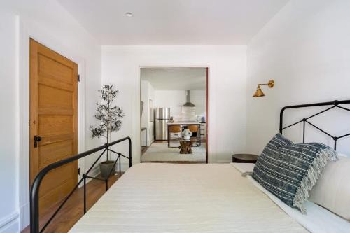 Uptown House | Posh Local 2BR - Boutiques & Eateries