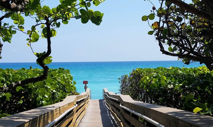 Jupiter House | POSHPADZ - Banyan Villa - Close to Jupiter Beach - Private Pool & Tiki Sleeps 8