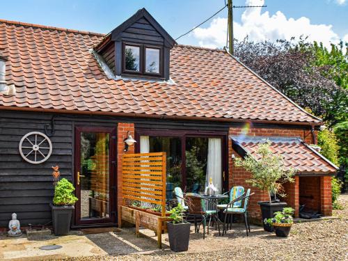 Surlingham House | Pottles Cottage