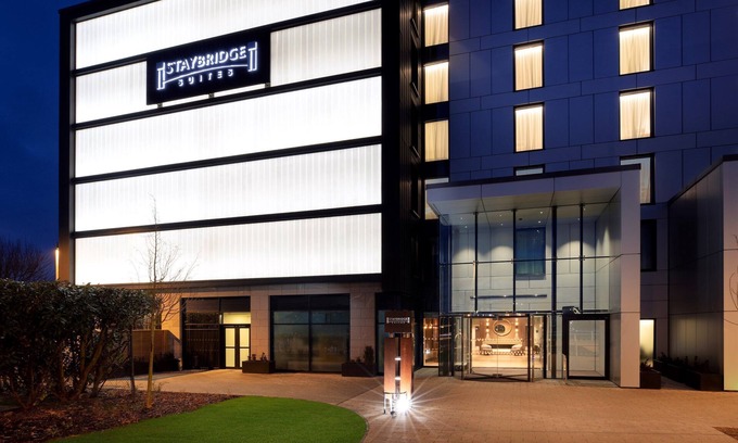 Heathrow Villages Apartment | Practical 1 Bedroom Suite close to London Heathrow | Perfect for Business Travellers + Free Wi-Fi
