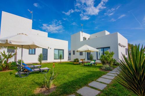 Zahora Villa | Preciosas villas con jardín y vistas al faro, a 700m de la playa