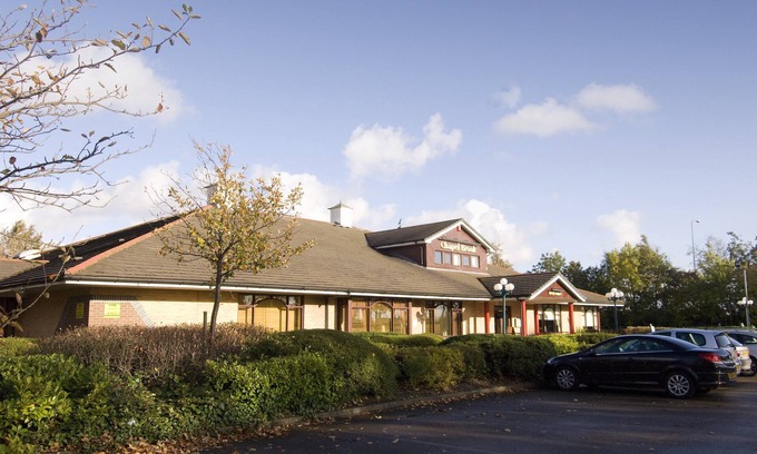 Huyton Hotel | Premier Inn Liverpool - Tarbock