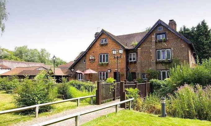 Lowfield Heath Hotel | Premier Inn London Gatwick South