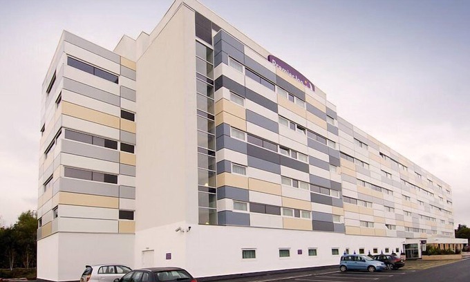 Altrincham Hotel | Premier Inn Manchester M56/J6 Runger Lane South
