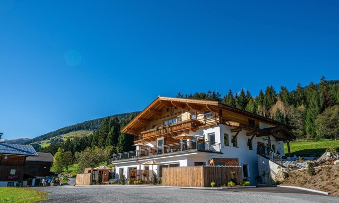 Schonbach Ski Chalet | Premium combination with gondola view and sauna