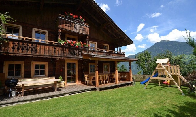 Emberg Ski Chalet | Premium Chalet Zirbe - SKI in/SKI out, Sauna-Jacuzzi - by "wachterhof"