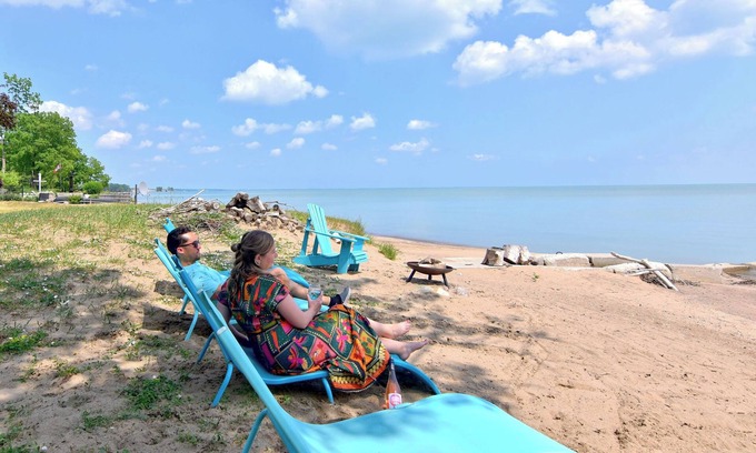 Kingsville Cottage | Prepare to fall in love with this adorably tropical beach front property!
