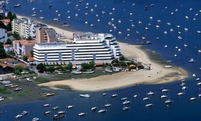 Arcachon Apartment | Prestigious south facing apartment on a beach in Arcachon