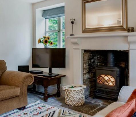 Quenington House | Pretty Cotswold Cottage with garden near Bibury