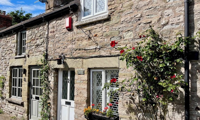 Hay on Wye Cottage | Pretty stone cottage, centre of Hay-on-wye town, private parking & fast wifi
