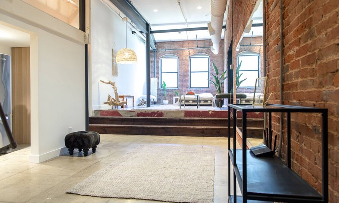 Downtown Los Angeles Apartment | Prime area of Beautiful Arts District with the top Restaurants around