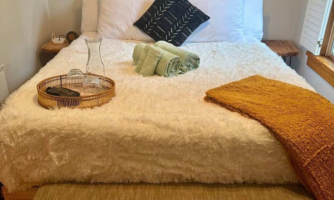 Victorian Village Apartment | Prime Location - Short North - Free Parking