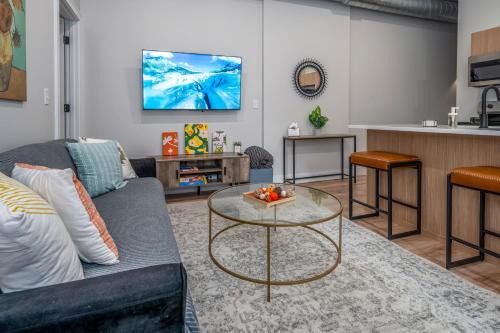 Over-the-Rhine Apartment | Prime OTR, 3 Lux Queen Beds, Two 55in TVs, Steps to TQL, Findlay Market, Light Rail, Fast Wifi