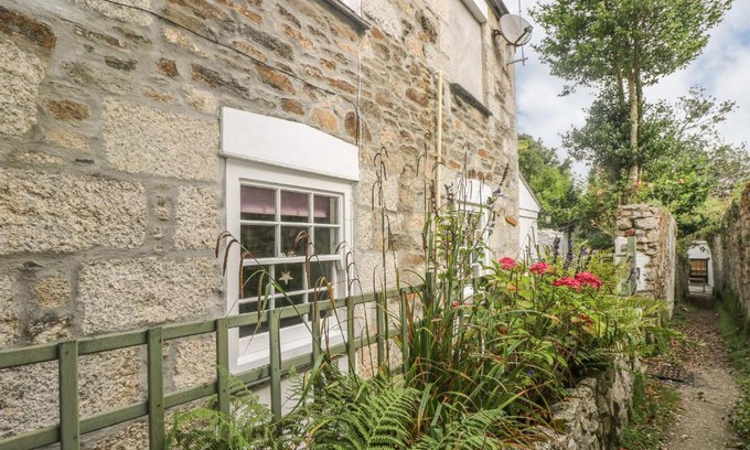 Mabe House | Primrose Cottage