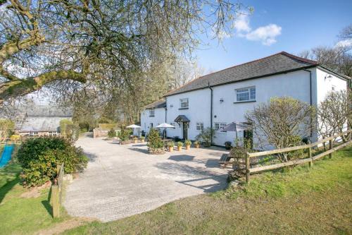 Whitstone House | Primrose Cottage - Bennetts Court