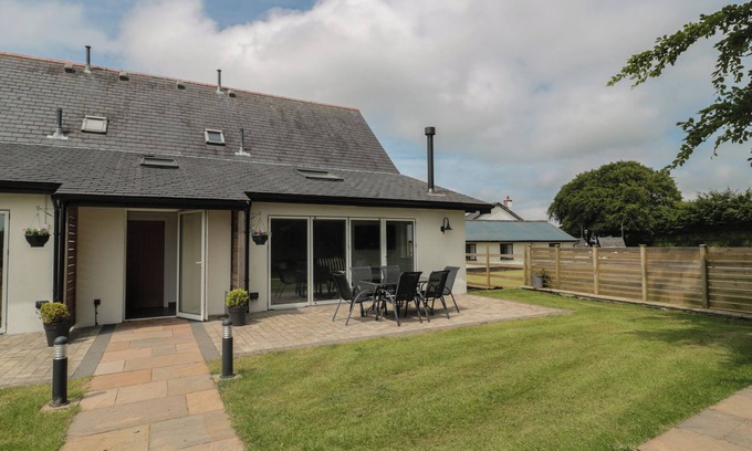Watchet Cottage | PRIMROSE COTTAGE, pet friendly, with open fire in Roadwater