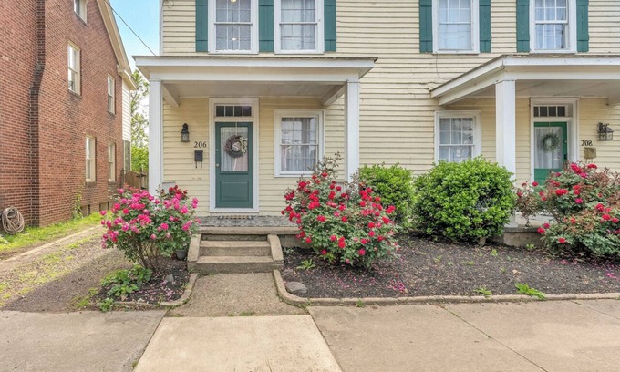 Old Town Fredericksburg House | Princess RSVP- Centrally located, Minutes to Mary Washington Hospital & I95