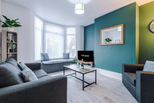 Anfield House | Pristine 3-bed home in Anfield by 53 Degrees Property, Ideal For Big Groups & Business, FREE parking!