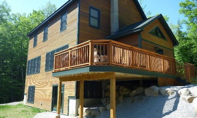 Bartlett House | Privacy, Spacious Home, Minutes to Attitash, Rocky Branch Trail, Storyland.