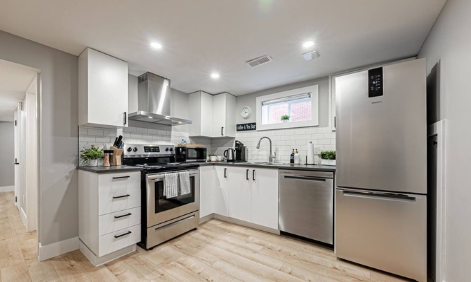 Hamilton Apartment | Private 2-Bedroom Apartment (King+Queen)