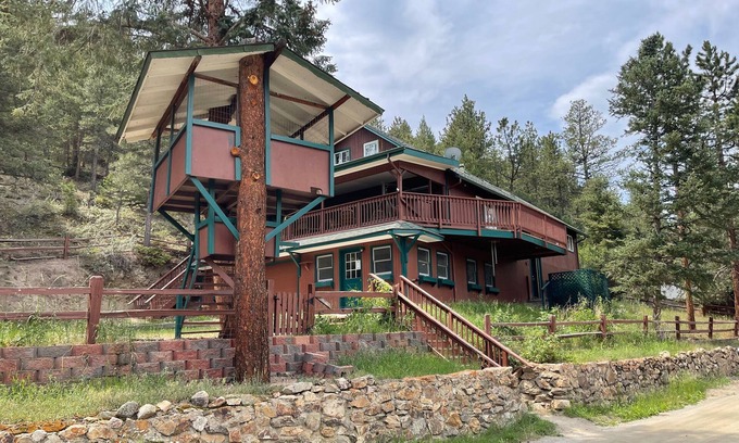 Idaho Springs Cabin | Private 5 Bedroom Cabin w/Fireplace, & Treehouse.