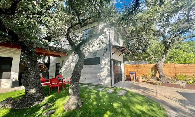 Dawson Apartment | Private Above Garage Suite Close to DT & Airportn