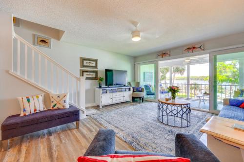 Welaka Apartment | Private Balcony with Water Views Welaka Condo!