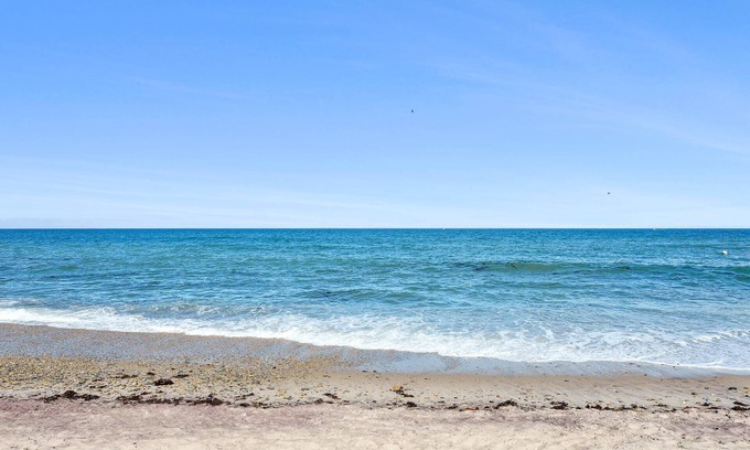 Culloden Shores Cottage | Private Beach access 4 bedroom house in the beautiful Culloden neighborhood