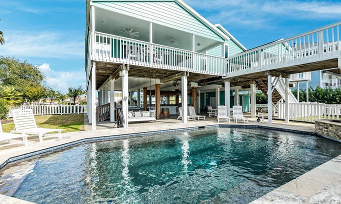 Isla Del Sol House | Private Canal Home w/2 Living Areas, Easy Bay Access & POOL