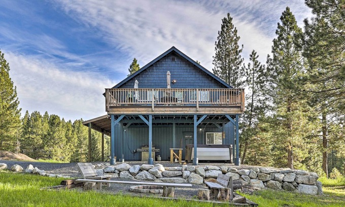 Cascade Cabin | Private Cascade Cabin with Hot Tub & Fire Pit!