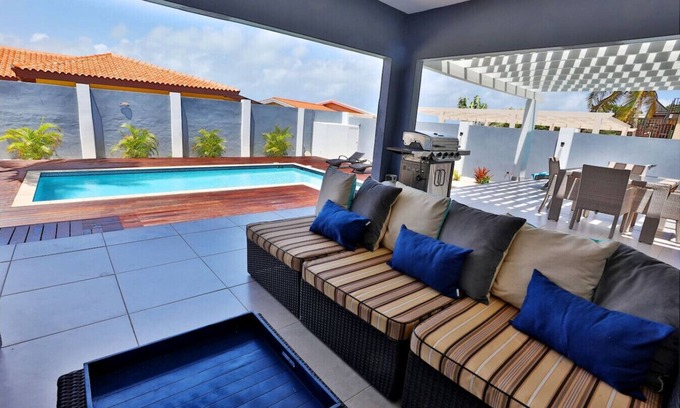 Malmok Villa | Private chef,46 sec to BEACH, Pool side massage, UTV