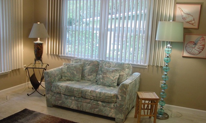 Broadview Manor Cottage | Private Cottage Getaway. Close to the River & downtown River District.