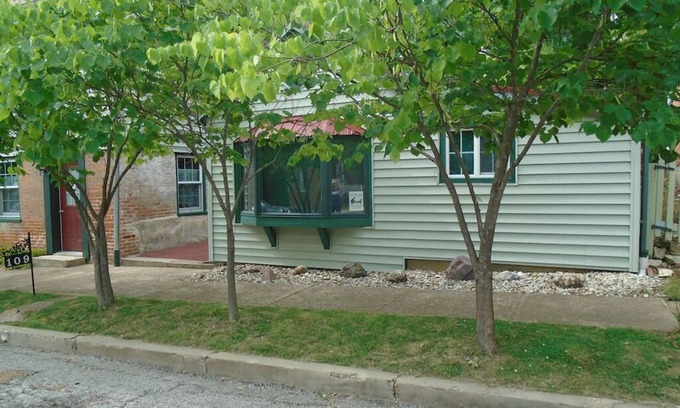 Hermann Cottage | Private Cottage located in Historic District of Hermann Missouri. Park your car and walk to shops, wineries, distilleries, breweries, tasting rooms, restaurants and more!