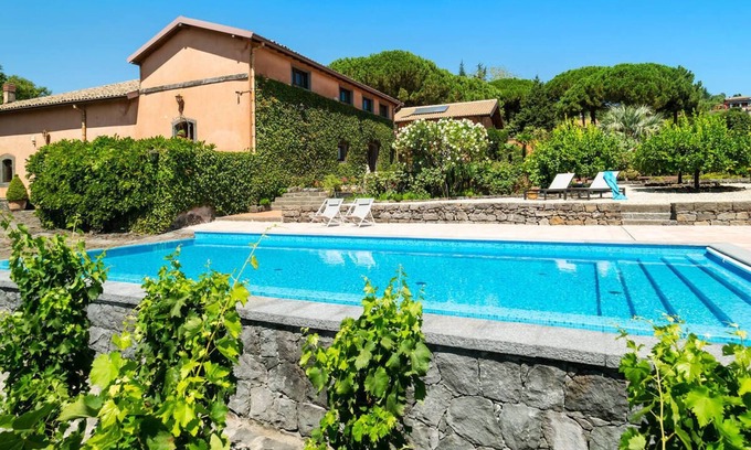 Pedara Villa | Private countryside villa with swimming pool