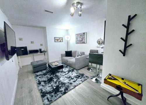 Burnaby Villa | Private Cozy 1Br Basement Suite Perfect for Couple! With Date Bar for 2! Self Check-in, Private Parking