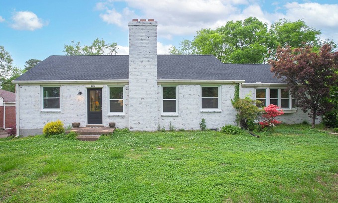 Merry Oaks House | Private Cozy 4BR Near Airport! Gated with Fire pit!