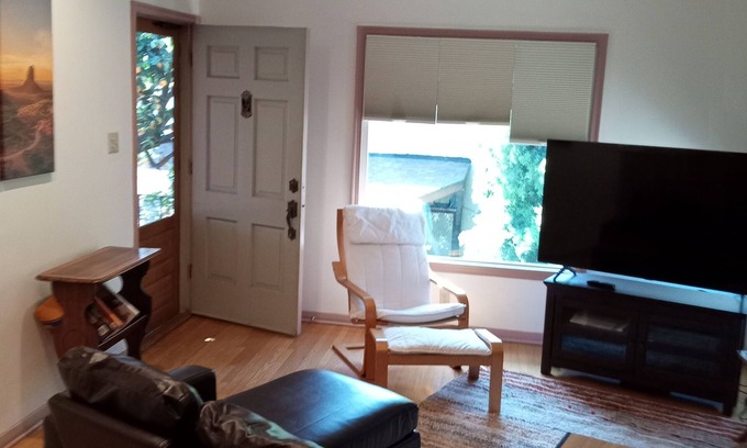South Wrigley Apartment | Private, cozy-newly remodeled