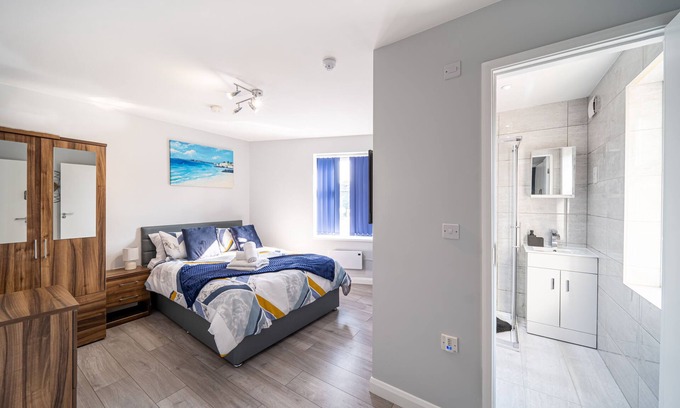 St Helens House | Private Ensuite Room Shared Kitchen St Helen B1