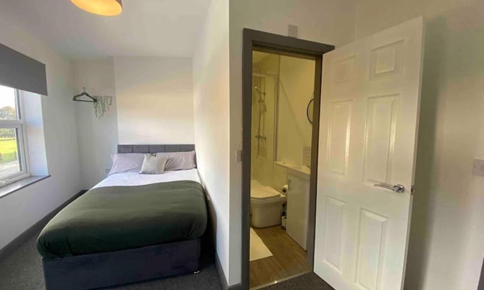 Church Gresley Apartment | Private Ensuite Rooms with Kitchen - Ideal for Work & Travel