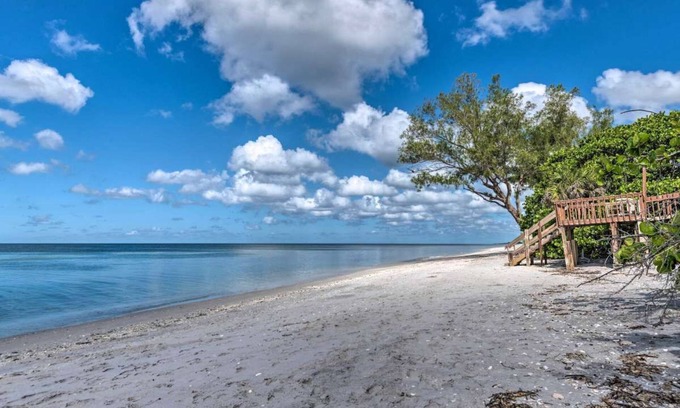 Englewood Cottage | Private Gulf Beach-4 BRs- Luxury Cottage, Pet Friendly-Kayaks & SUPs-Grill