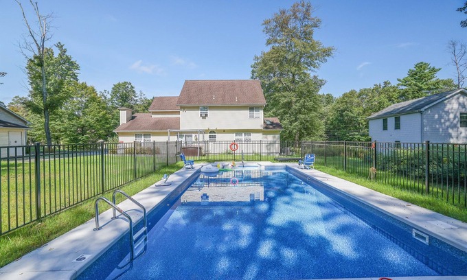 Blakeslee House | Private Heated Pool-Walk to Lake-Game Room-FirePit