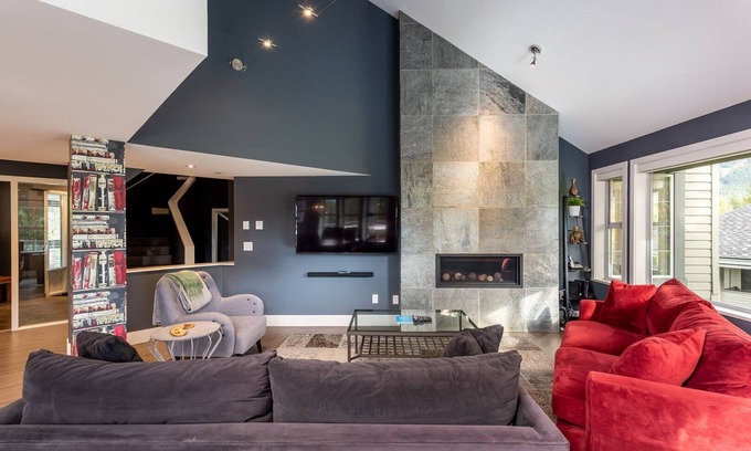 Blueberry Hill Apartment | Private Hot Tub | Pets | Large deck | Free Parking