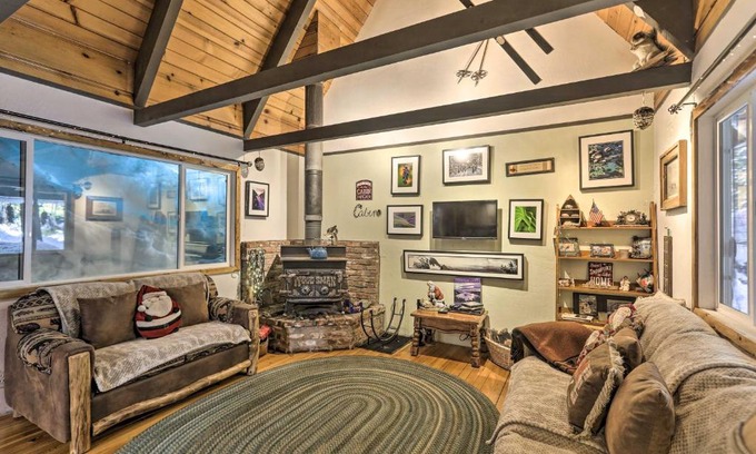 Tahoe Paradise House | Private Hot Tub Quintessential Tahoe Cabin