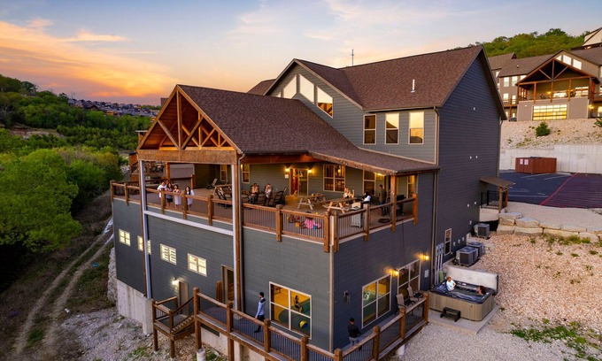 Downtown Branson Cabin | Private Indoor Pool & Indoor Basketball Court-Arcade Games-Sleeps 50-Free Tickets-FantasticViews